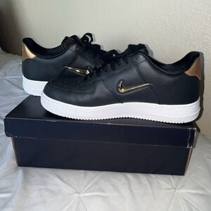 Nike Men’s Air Force 1 ‘07 LV8 LTHR  Black Metallic Gold & White Color.  SIZE 13